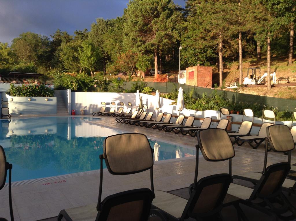 Camping Pineta Hotel Urbino Kültér fotó